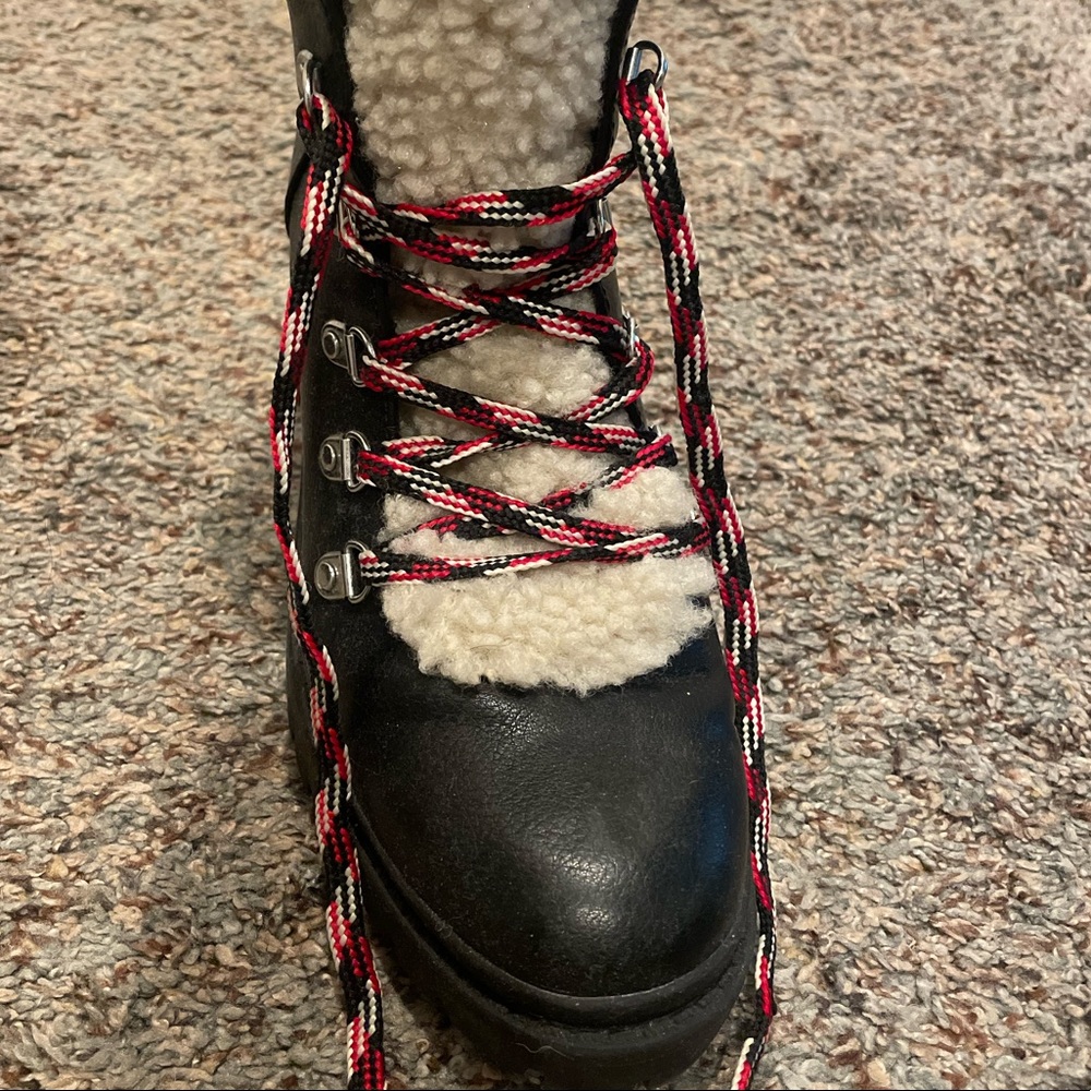 Size 8.5 - Picture 2 of 3